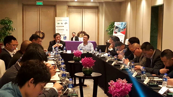 新松高級副總裁王宏玉在第一屆中國移動機(jī)器人(AGV)產(chǎn)業(yè)聯(lián)盟領(lǐng)袖峰會上與聯(lián)盟成員就聯(lián)盟的發(fā)展進(jìn)行熱烈探討,并發(fā)表行業(yè)聯(lián)合聲明 新松高級副總裁王宏玉在第一屆中國移動機(jī)器人(AGV)產(chǎn)業(yè)聯(lián)盟領(lǐng)袖峰會上與聯(lián)盟成員就聯(lián)盟的發(fā)展進(jìn)行熱烈探討,并發(fā)表行業(yè)聯(lián)合聲明