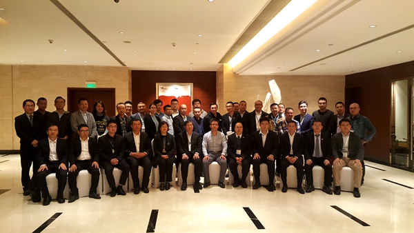 第一屆中國移動機(jī)器人(AGV)產(chǎn)業(yè)聯(lián)盟成員在領(lǐng)袖峰會上合影留念 第一屆中國移動機(jī)器人(AGV)產(chǎn)業(yè)聯(lián)盟成員在領(lǐng)袖峰會上合影留念