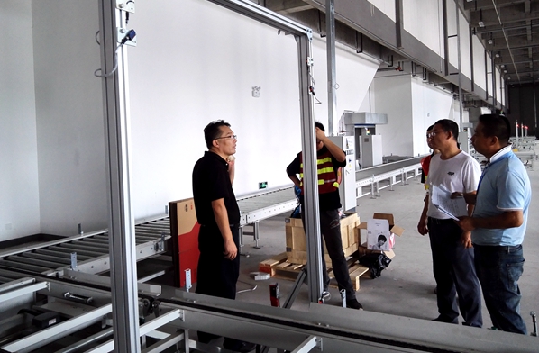 智能物流BG總裁王家寶在項目現(xiàn)場指導工作 智能物流BG總裁王家寶在項目現(xiàn)場指導工作
