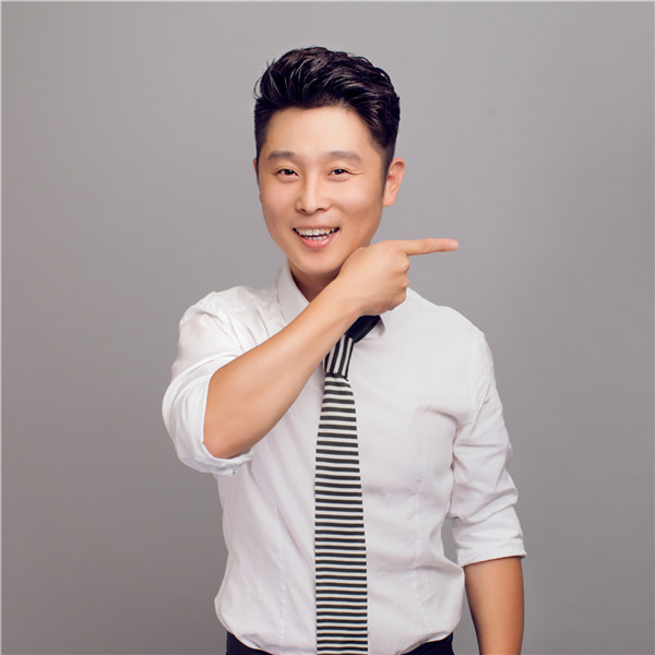 遼沈地區(qū)知名主持人、新松公司首席產(chǎn)品發(fā)布官關鍵 遼沈地區(qū)知名主持人、新松公司首席產(chǎn)品發(fā)布官關鍵