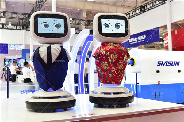 1534411725277901.jpg 賣萌的服務(wù)機(jī)器人.jpg