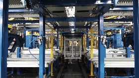 1542616367238634.gif 02-配圖2-與輸送機(jī)對接的穿梭車.gif