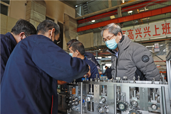 1583495228960661.jpg 曲道奎總裁深入生產(chǎn)一線.jpg