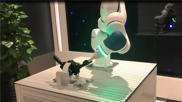 1634625255736936.jpg 協(xié)作機(jī)器人撥桿測(cè)試.jpg