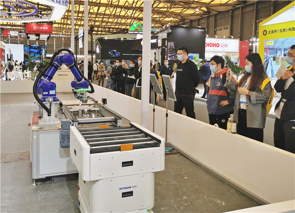 1635322129346208.jpg 觀眾圍觀新松展品.jpg