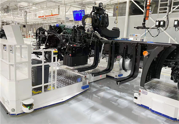 1639635935140288.jpg 隨行移動(dòng)機(jī)器人與裝配機(jī)器人同步移動(dòng).jpg