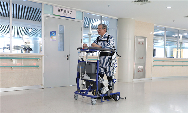 1654821281172338.jpg (圖)新松下肢外骨骼訓(xùn)練器可配合醫(yī)院天軌懸吊系統(tǒng)或助行器,幫助用戶開展康復(fù)訓(xùn)練2.jpg