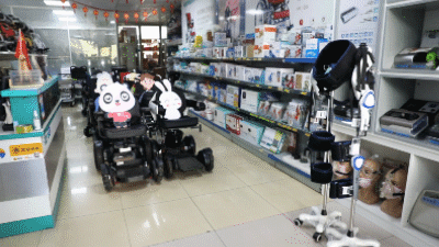 1654821443921444.gif (圖)新松穿戴式下肢助行器在康復(fù)輔具用品店.gif