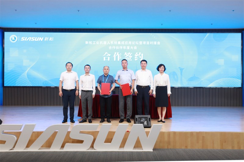 8.叢楓總監(jiān)與安徽研標(biāo)汽車(chē)工程技術(shù)有限公司總經(jīng)理周凱華簽約(2)_副本.jpg