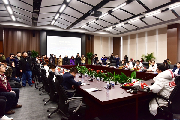 閉幕式新松機器人團(tuán)隊媒體見面會盛大舉行