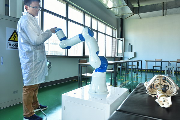 新松公司重裝參展2016年世界機(jī)器人大會(huì)